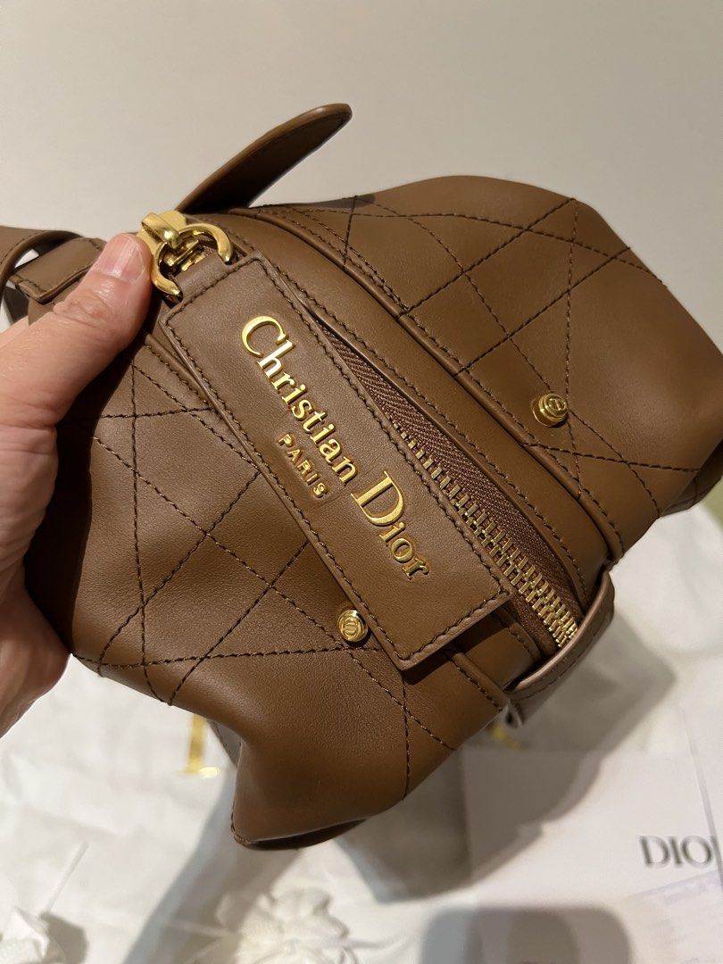 Dior Medium D-Journey Bag （分類：手袋及銀包）位於 Hong Kong。 由 yinsee00 提交（商品編號 1467274462，圖片 2）。簡介： Bought in Time Square Dior shop in 2025. used less than 3 times , it looks like new. with dust bag, receipt 。