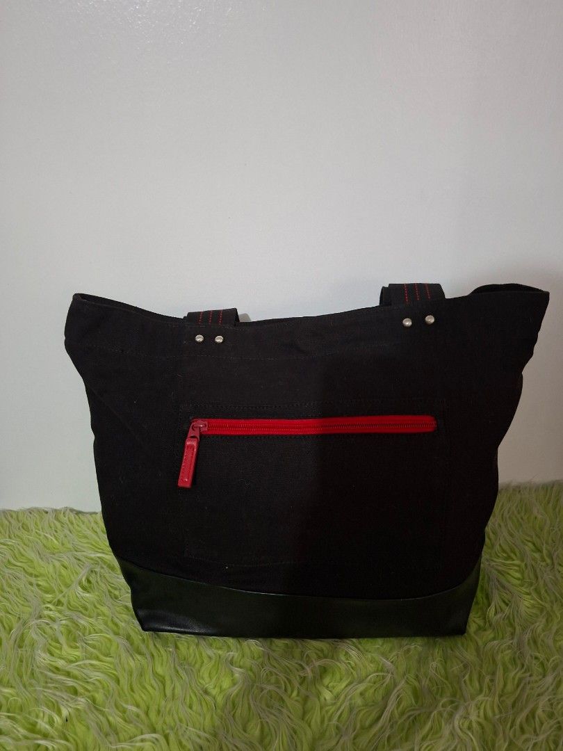 Disney Minnie Mouse Tote Bag (L) (Category: Luxury Bags & Wallets) located in Manila. Submitted by happywindmarlyn (Listing ID 1467228270, Image 3). Description: - Disney Minnie Mouse Tote Bag -Black canvas tote bag paired with a smooth, glossy black synthetic base reinforcement at the bottom. -large-capacity,approximately 14 to 16 inches in width and 12 to 14 inches in height ( excluding the handle..