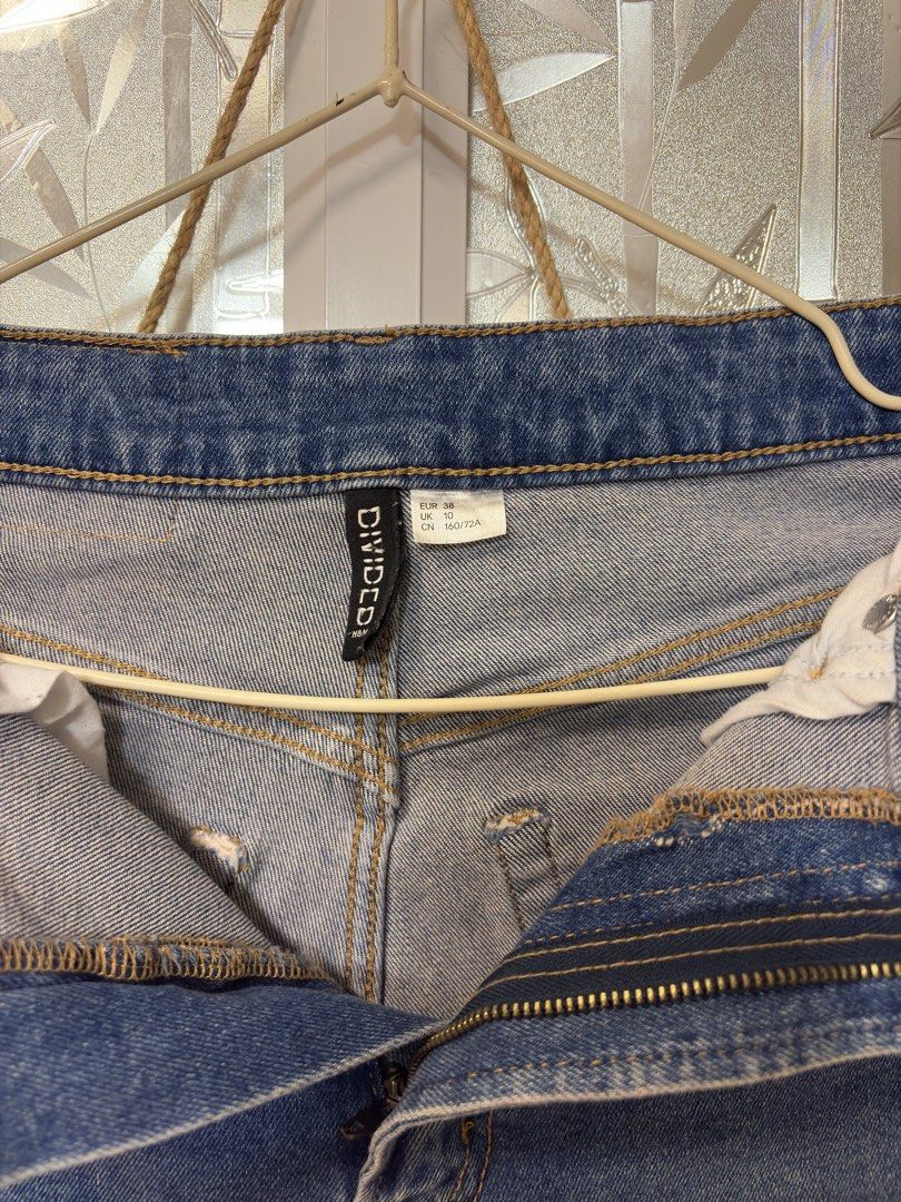 Divided highwaist jeans (Category: Jeans) located in Bulacan. Submitted by sometinn (Listing ID 1467315987, Image 3). Description: Size is 29-30 inches Length 38 inches Stretchable.