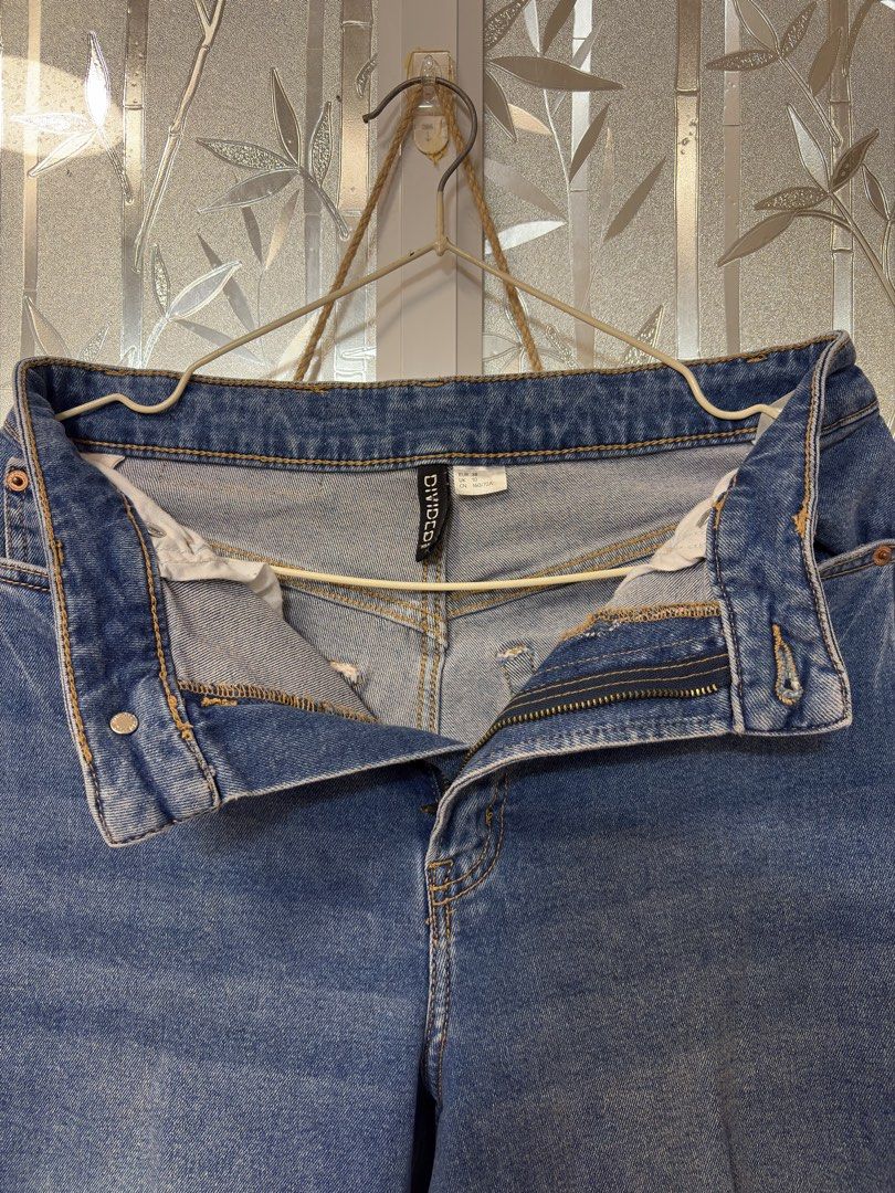 Divided highwaist jeans (Category: Jeans) located in Bulacan. Submitted by sometinn (Listing ID 1467315987, Image 2). Description: Size is 29-30 inches Length 38 inches Stretchable.