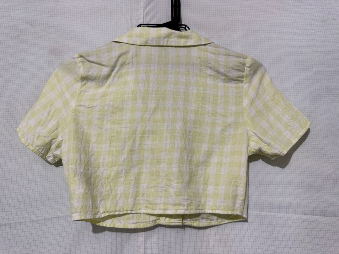 divided h&m pastel green crop top (Category: Sleeveless) located in Quezon City. Submitted by sxmotrie (Listing ID 1467271959, Image 2). Description: - Divided by H&M - pastel green and white gingham crop top.