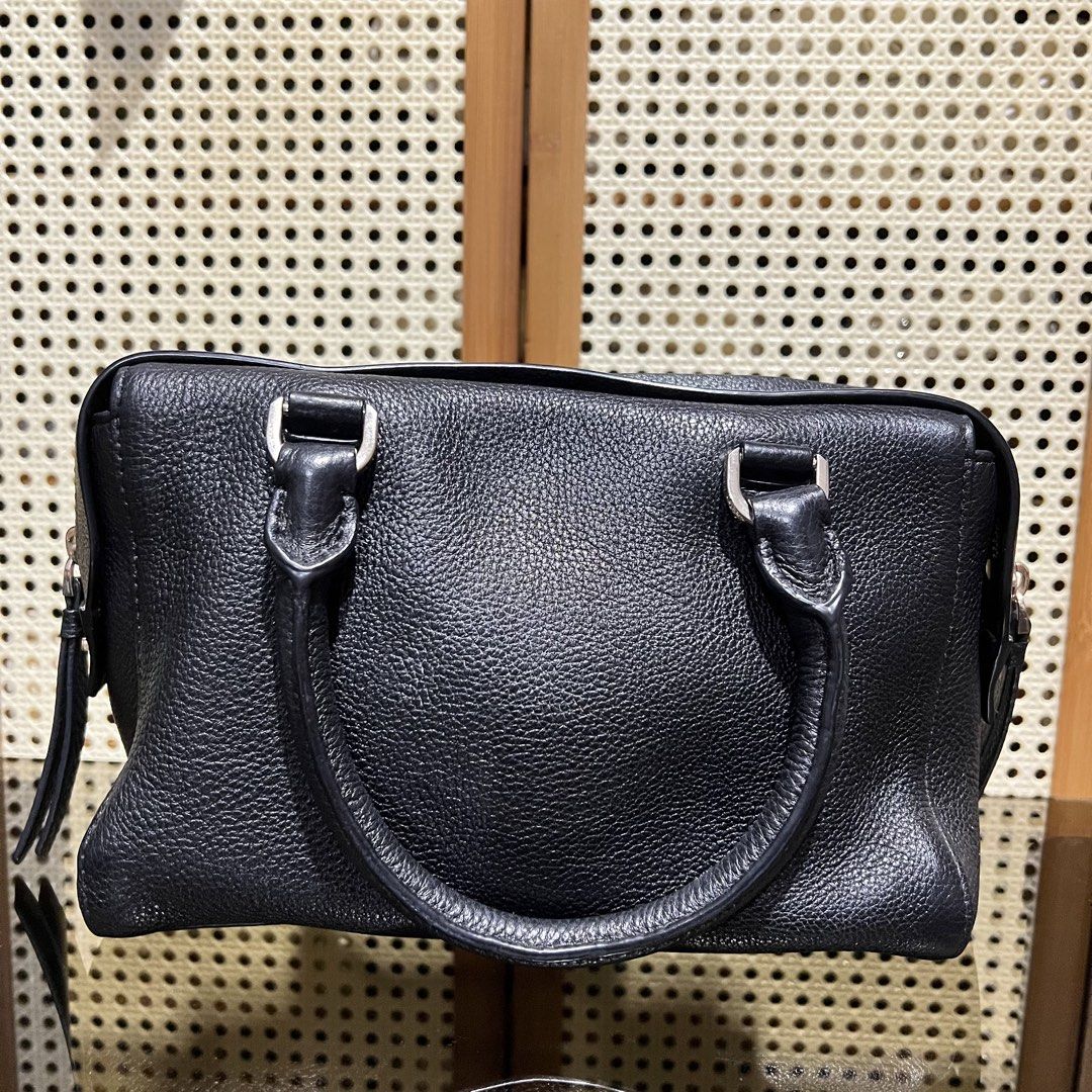 DKNY bag (Category: Cross-body Bags) located in Davao. Submitted by abby_a1 (Listing ID 1467288554, Image 2). Description: 💯 Original No strap.