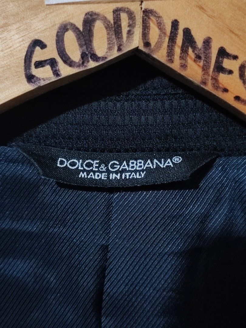 DOLCE & GABANNA GOLD SILK GLOSSY SUIT (Category: Coats, Jackets and Outerwear) located in Iloilo. Submitted by gooddimes (Listing ID 1467355621, Image 2). Description: Dolce & Gabbana Gold Silk Glossy Suit Authentic Size on tag: Medium Dimes: 20Wx30L Issue/s: None Color rate: 10/10 Excellent condition ₱2,500 Reminders: - All items are thrifted, please manage your expectations - Color may vary due to lighting - Please wash before using the item - 
