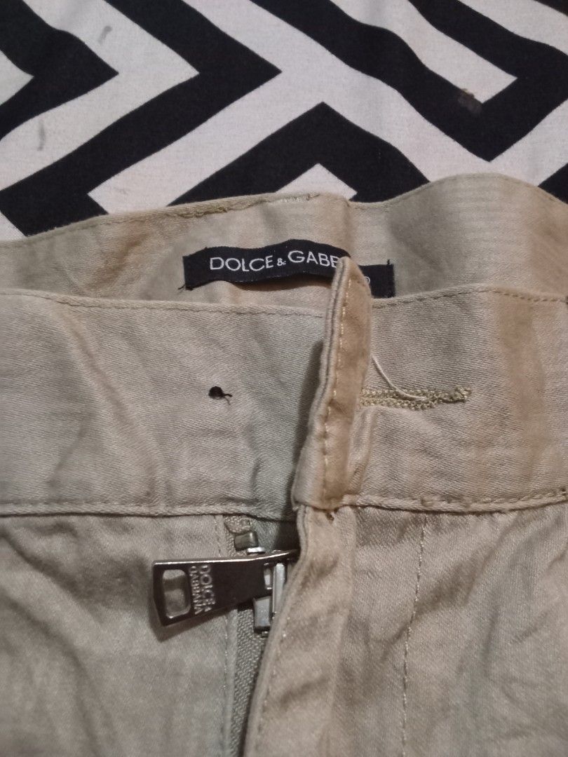 Dolce Gabbana (Category: Shorts) located in Manila. Submitted by tcbukay_zxc25 (Listing ID 1467170224, Image 3). Description: dolce Gabbana short size 33 good condition.
