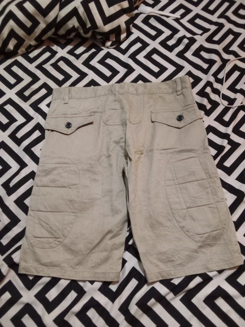 Dolce Gabbana (Category: Shorts) located in Manila. Submitted by tcbukay_zxc25 (Listing ID 1467170224, Image 2). Description: dolce Gabbana short size 33 good condition.