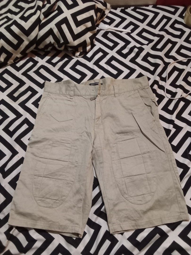 Dolce Gabbana (Category: Shorts) located in Manila. Submitted by tcbukay_zxc25 (Listing ID 1467170224, Image 1). Description: dolce Gabbana short size 33 good condition.