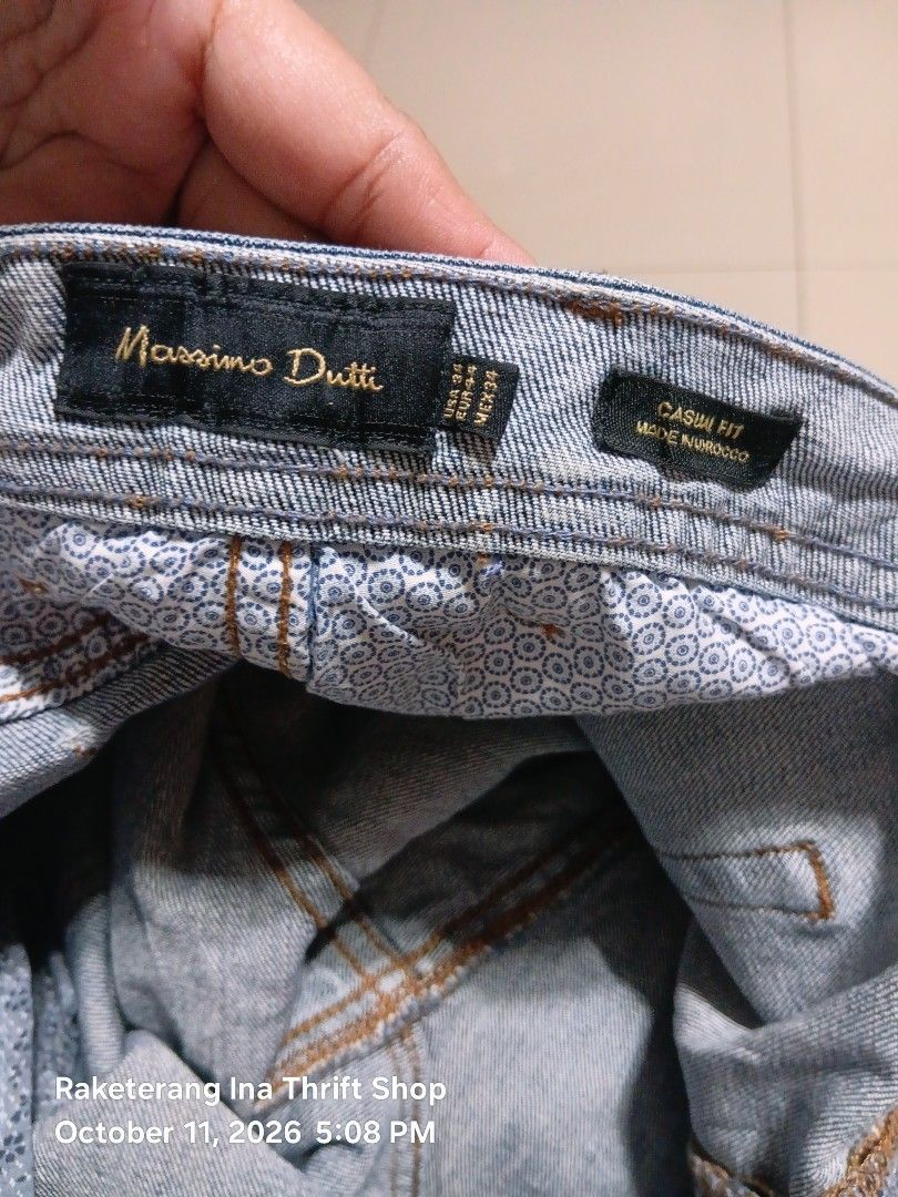 Dutti Casual Fit Jeans Stretch (Category: Jeans) located in Valenzuela. Submitted by AnahThrift (Listing ID 1467317865, Image 2). Description: - Brand: Mass Du - Style: Casual fit jeans - Color/Wash: Medium blue with classic texture - Details: Contrast stitching and back leather patch - Size: US 34 / EUR 44 / MEX 34 - Origin: Made in Morocco.