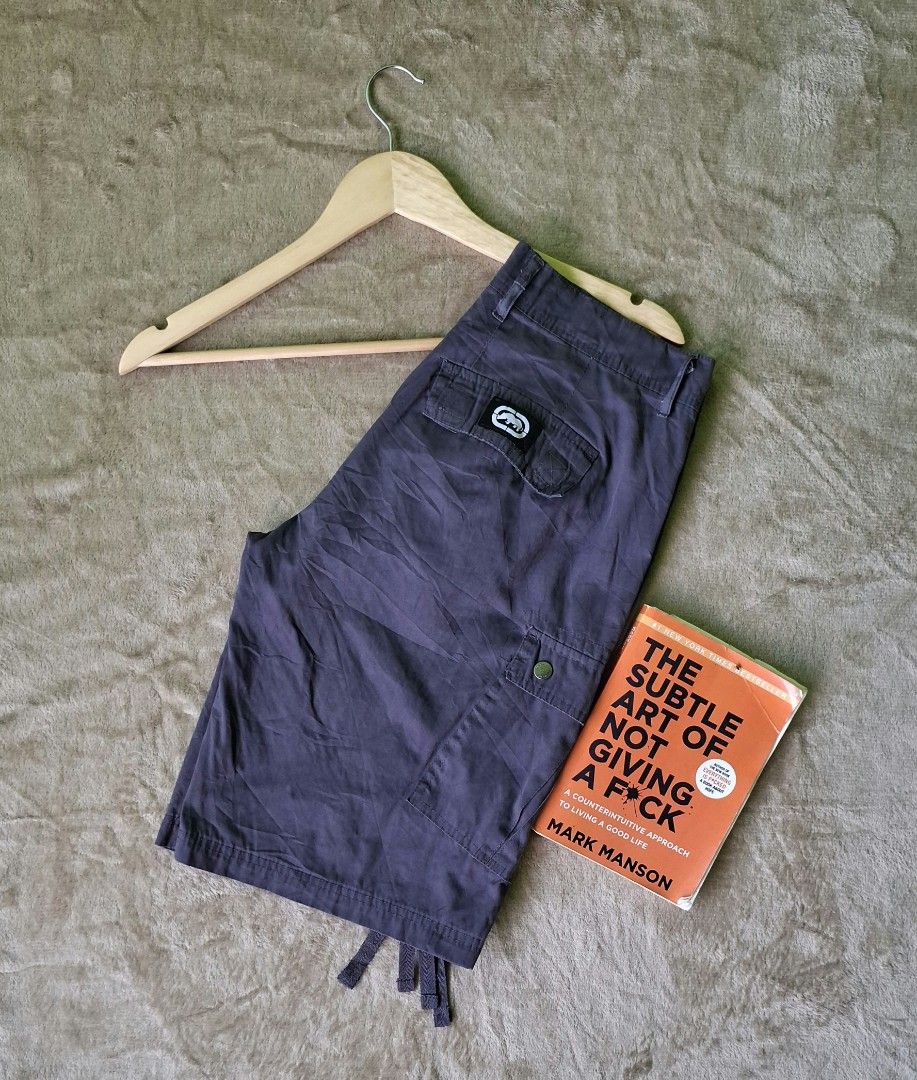 Eckō Unltd. Vintage Y2K Cargo Shorts 💥 (Category: Shorts) located in Alaminos. Submitted by made.by (Listing ID 1467294101, Image 1). Description: Waist: 17 inches flat (Fits 34" Waist) Length: 22 inches (Outseam) Leg Opening: 20 inches.