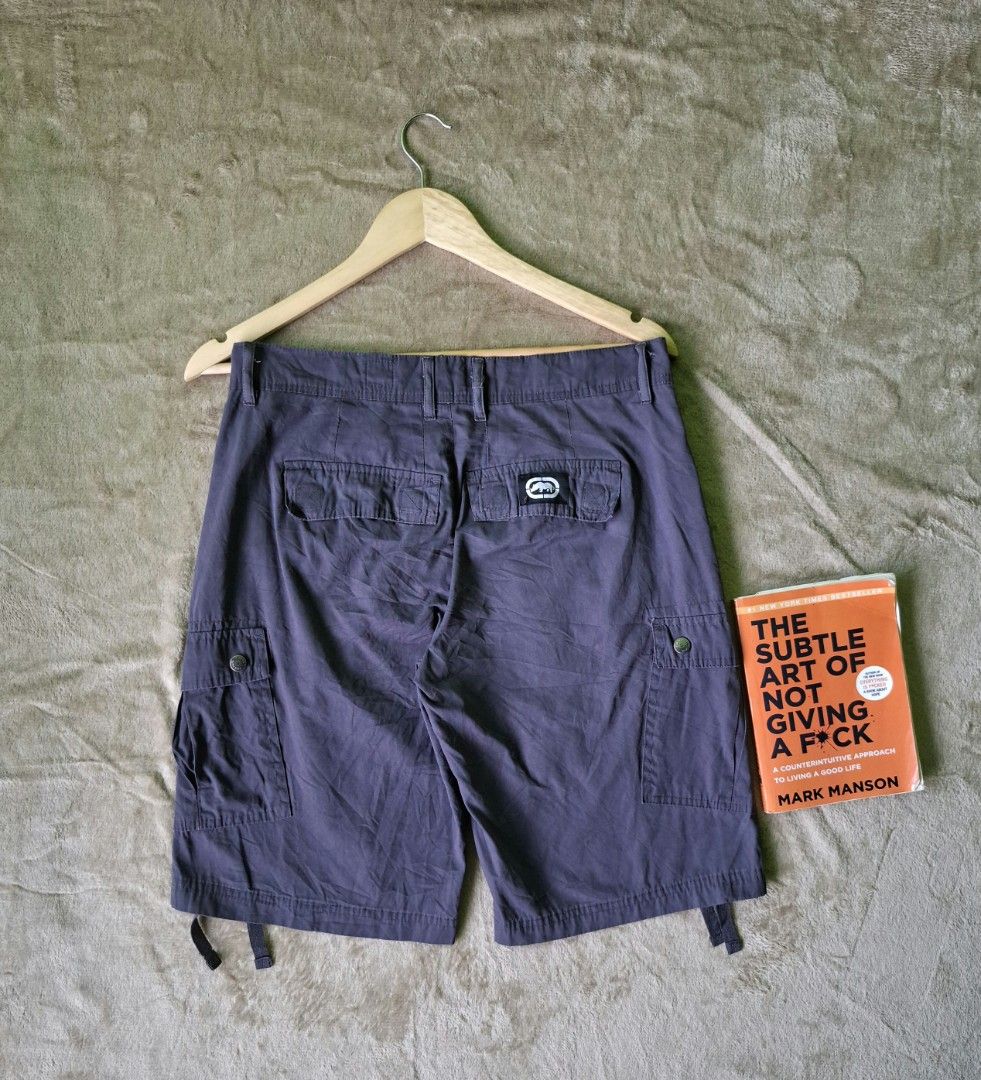 Eckō Unltd. Vintage Y2K Cargo Shorts 💥 (Category: Shorts) located in Alaminos. Submitted by made.by (Listing ID 1467294101, Image 3). Description: Waist: 17 inches flat (Fits 34" Waist) Length: 22 inches (Outseam) Leg Opening: 20 inches.