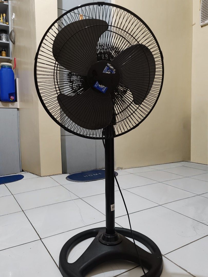 Electric Fan (Category: Fans) located in Manila. Submitted by vishakhayd15572 (Listing ID 1467216674, Image 1). Description: Airmax electronic fan in good condition. Move out sale. pickup available on 24 October 2026.