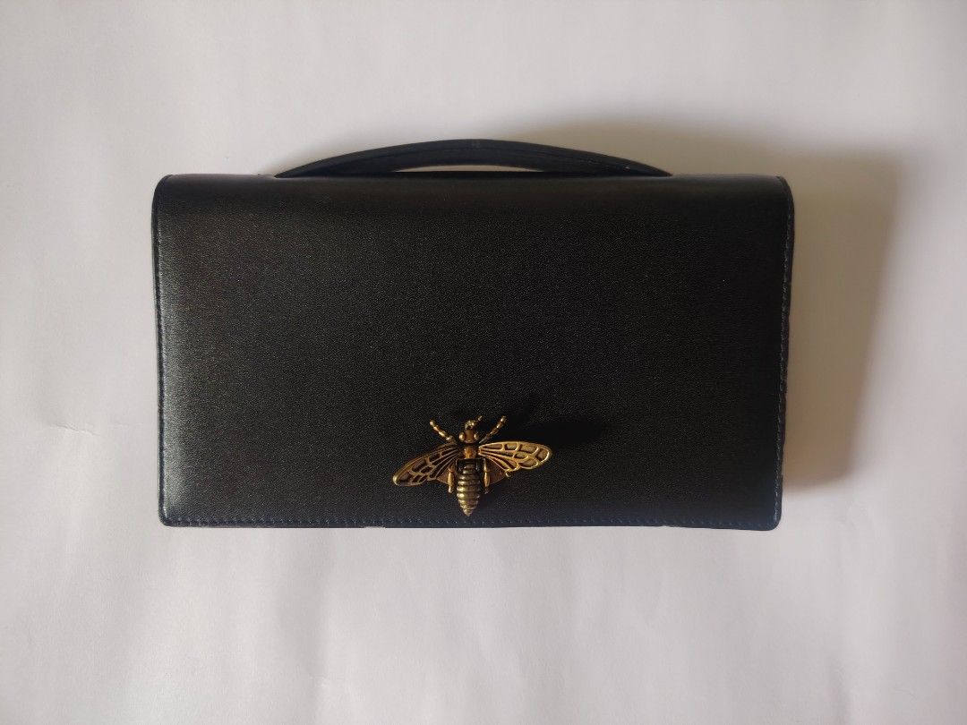 Elegant Black Leather Clutch (Category: Clutches) located in Tarlac. Submitted by your_finds (Listing ID 1467206057, Image 1). Description: Description: Condition: 8/10 / Good condition Issue: Nagbakbak ang paint sa gilid ng bag.