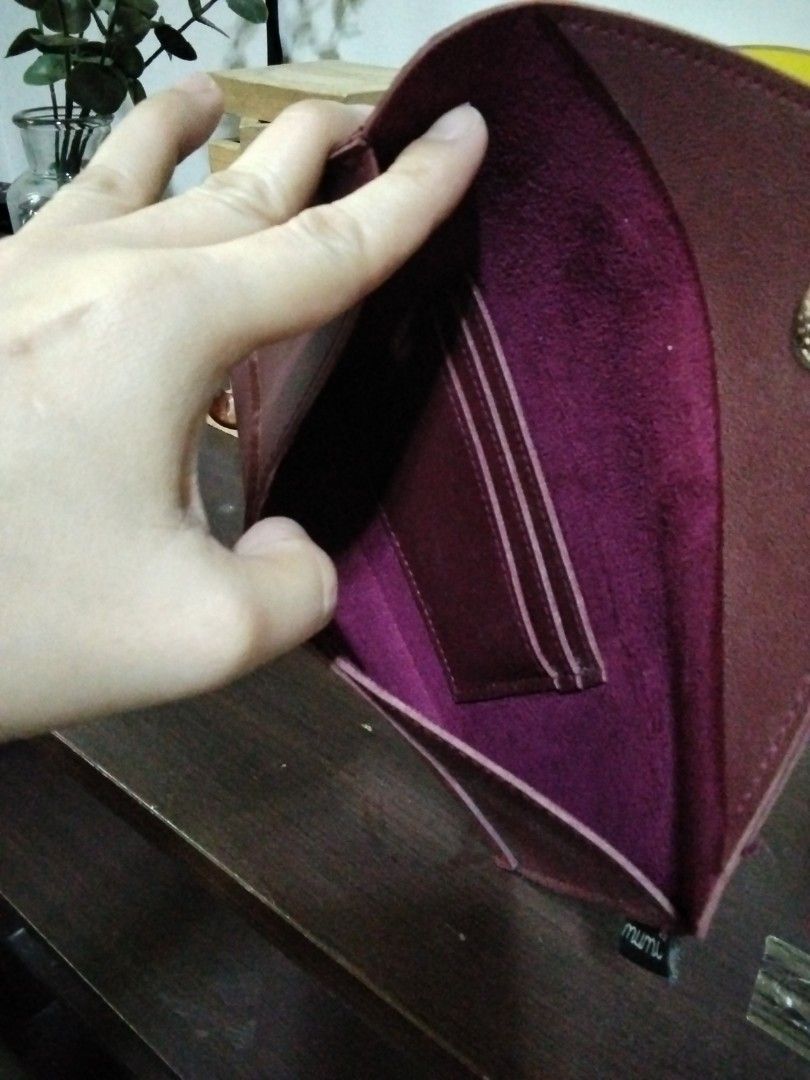 Envelope wallet (Category: Wallets & Card holders) located in Antipolo. Submitted by olayerm1213 (Listing ID 1467194595, Image 2). Description: burgundy envelope wallet.