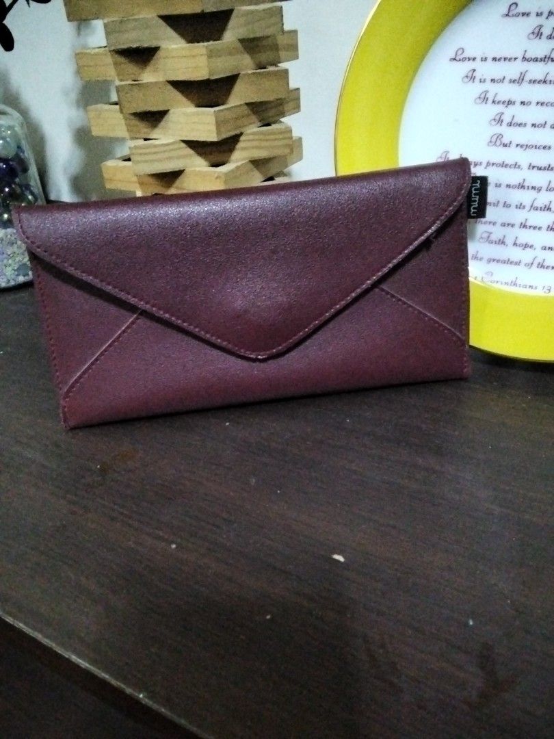 Envelope wallet (Category: Wallets & Card holders) located in Antipolo. Submitted by olayerm1213 (Listing ID 1467194595, Image 1). Description: burgundy envelope wallet.