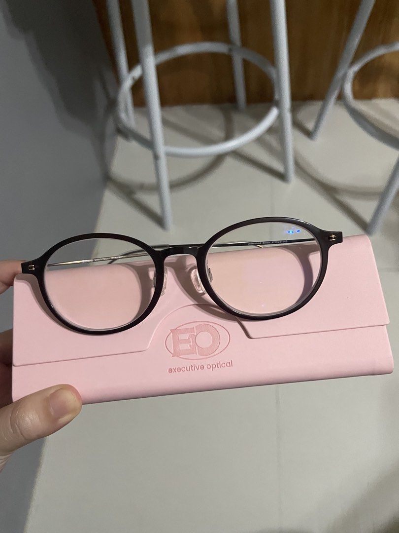 EO EYEGLASSES lightweight (Category: Sunglasses & Eyewear) located in Bocaue. Submitted by tweyntininee (Listing ID 1467285027, Image 1). Description: Super lightweight Frame only no lenses Brown color Used once di bagay sa face shape .