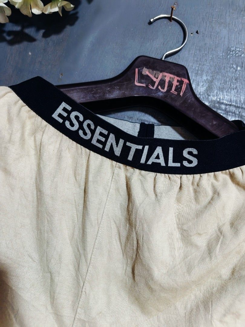 Essentials Pants (Category: Luxury Apparel) located in Tacurong. Submitted by lyjetbrandedfinds_1827 (Listing ID 1467221155, Image 2). Description: M-L.