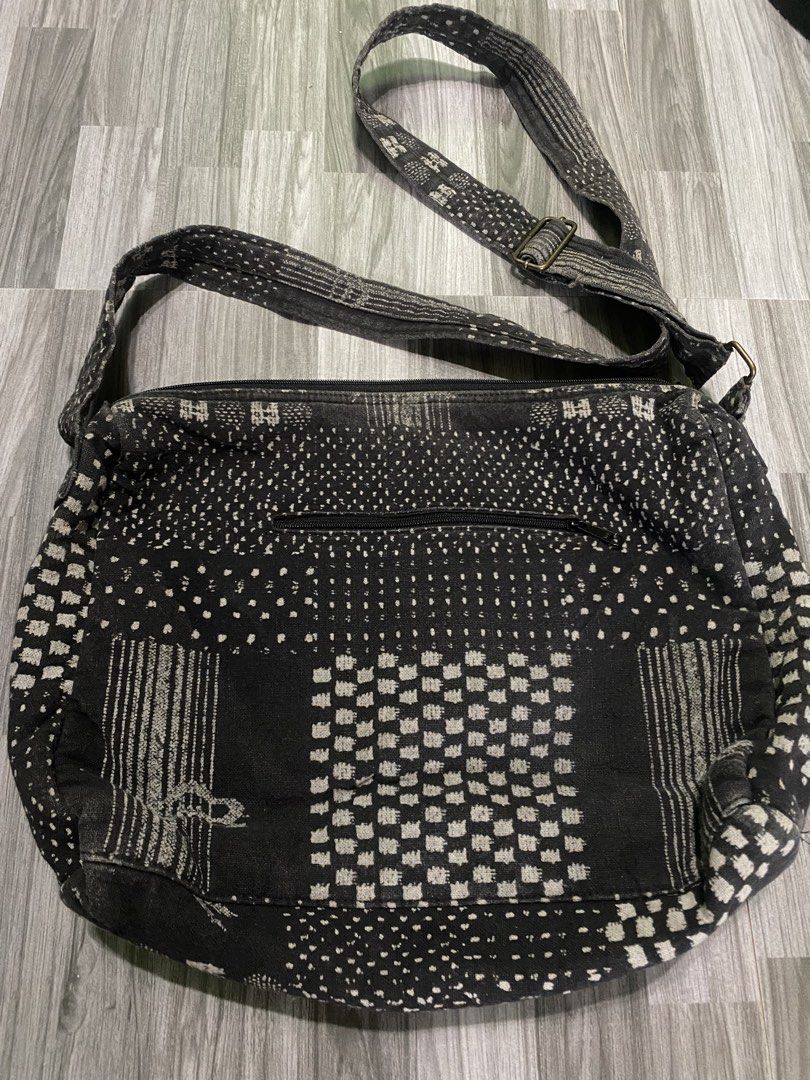 Etnik denim style Sling Bag Black (Category: Cross-body Bags) located in Antipolo. Submitted by marcoandpaolomerchandise (Listing ID 1467358089, Image 3). Description: Etnik Black Sling Bag Cloth Bag Makapal Preloved Good Condition Need ng wash due to storage. Naalikabukan lang ng konti May stitch na brown sa strap , Hindi sya Sira mukang tinahi lang para firm yung strap Daming Compartment 2 mini Pocket sa Front ( Tape Lock ) 1 zipper Pocker Fron