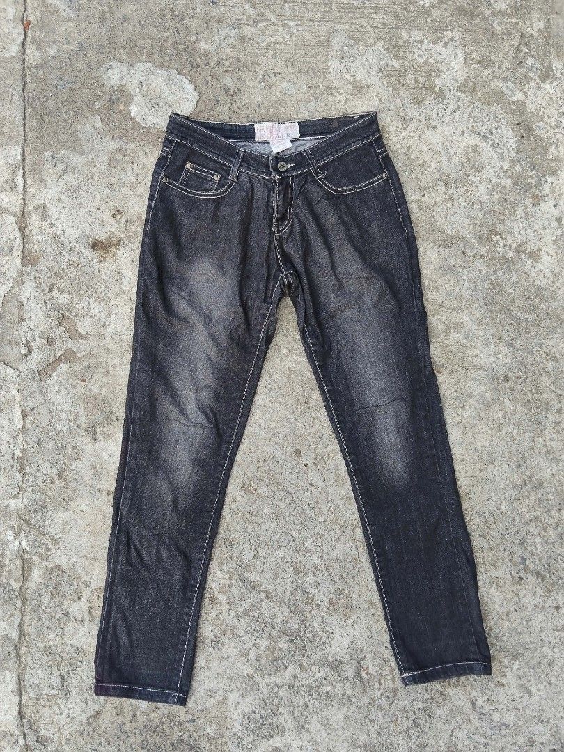 Evisu Dark Wash Denim Jeans (Category: Jeans) located in Lucena. Submitted by ziboldawg (Listing ID 1467347353, Image 2). Description: - Brand: Evisu - Style: Dark wash denim jeans with a faded finish - Details: Classic gull stitching on back pockets, branded leather patch on waistband - Closure: Metal button fly - Fit: Mid-rise with straight legs - Material: Comfortable cotton denim - Vibe: Classic everyday streetwear.