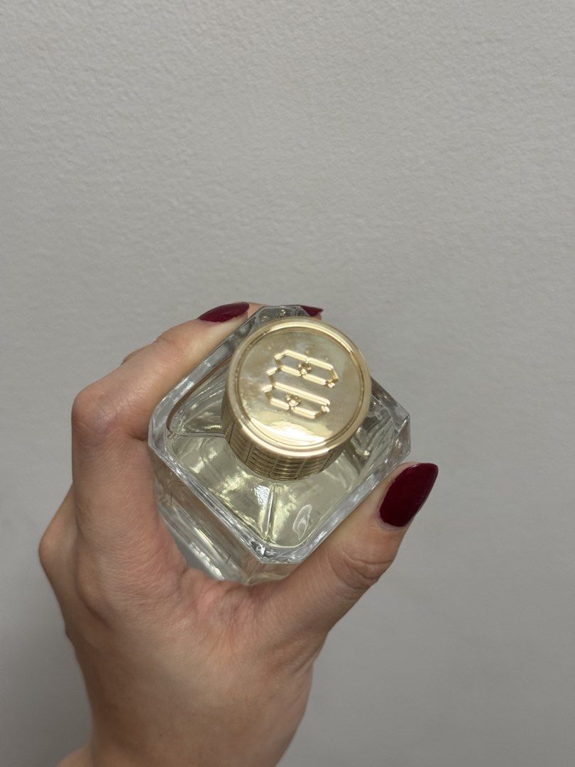 Ex Nihilo Iris Porcelana Eau de Parfum 100ml (Category: Fragrance & Deodorants) located in Pasig City. Submitted by mjrys8 (Listing ID 1467306126, Image 3). Description: - Authentic Ex Nihilo Iris Porcelana Eau de Parfum - Tester - Missing 5 sprays - Features an ornate gold patterned cap with a blue interior - Heavy glass bottle with clear front labelling and batch details stamped on the base - Premium Parisian niche fragrance with an amazing sce