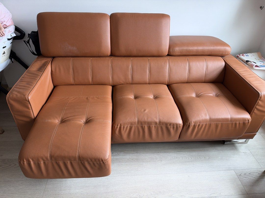 Extendable Sofa (Category: Sofas) located in Singapore. Submitted by xinxin_29 (Listing ID 1467187562, Image 2). Description: Has mirror damage .
