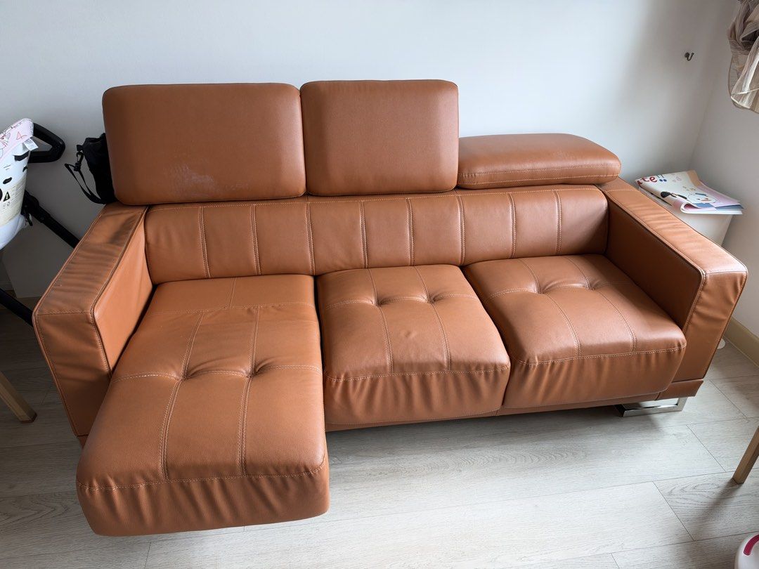 Extendable Sofa (Category: Sofas) located in Singapore. Submitted by xinxin_29 (Listing ID 1467187562, Image 1). Description: Has mirror damage .