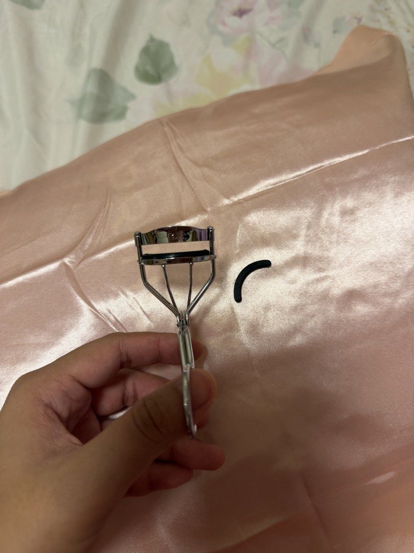 Eyelash Curler (Category: Makeup) located in Ilagan. Submitted by declutterphi1 (Listing ID 1467215475, Image 1). Description: 🌷 UNUSED; no issues 🌷 RFS: decluttering 🌷 MOP: GCash/Paymaya/BPI 🌷 MOD: J&T 📌 Settle your payment first. 📌 Shipping fee will be shouldered by the buyer. (70 if luzon) 📌 Strictly no return, no exchange.