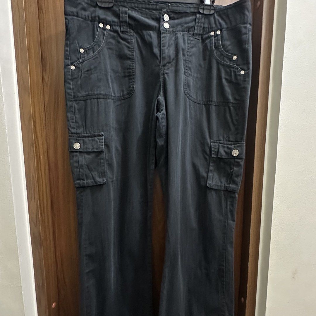 Faded Glory Black cargo pants (Category: Jeans) located in Makati City. Submitted by xo.thrifty (Listing ID 1467345360, Image 1). Description: Waist: 36 inches Length: 41 inches.