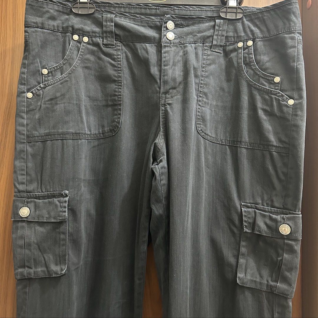 Faded Glory Black cargo pants (Category: Jeans) located in Makati City. Submitted by xo.thrifty (Listing ID 1467345360, Image 2). Description: Waist: 36 inches Length: 41 inches.