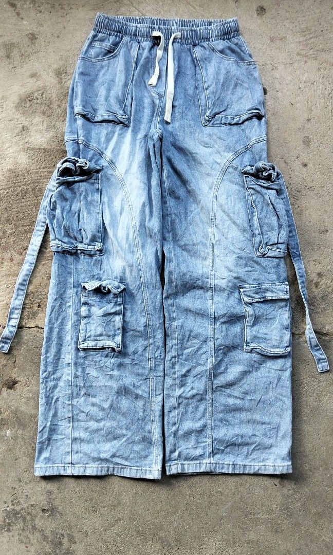 FashionNova Baggy Pants (Category: Jeans) located in Alaminos. Submitted by thrift-matic (Listing ID 1467282029, Image 1). Description: .