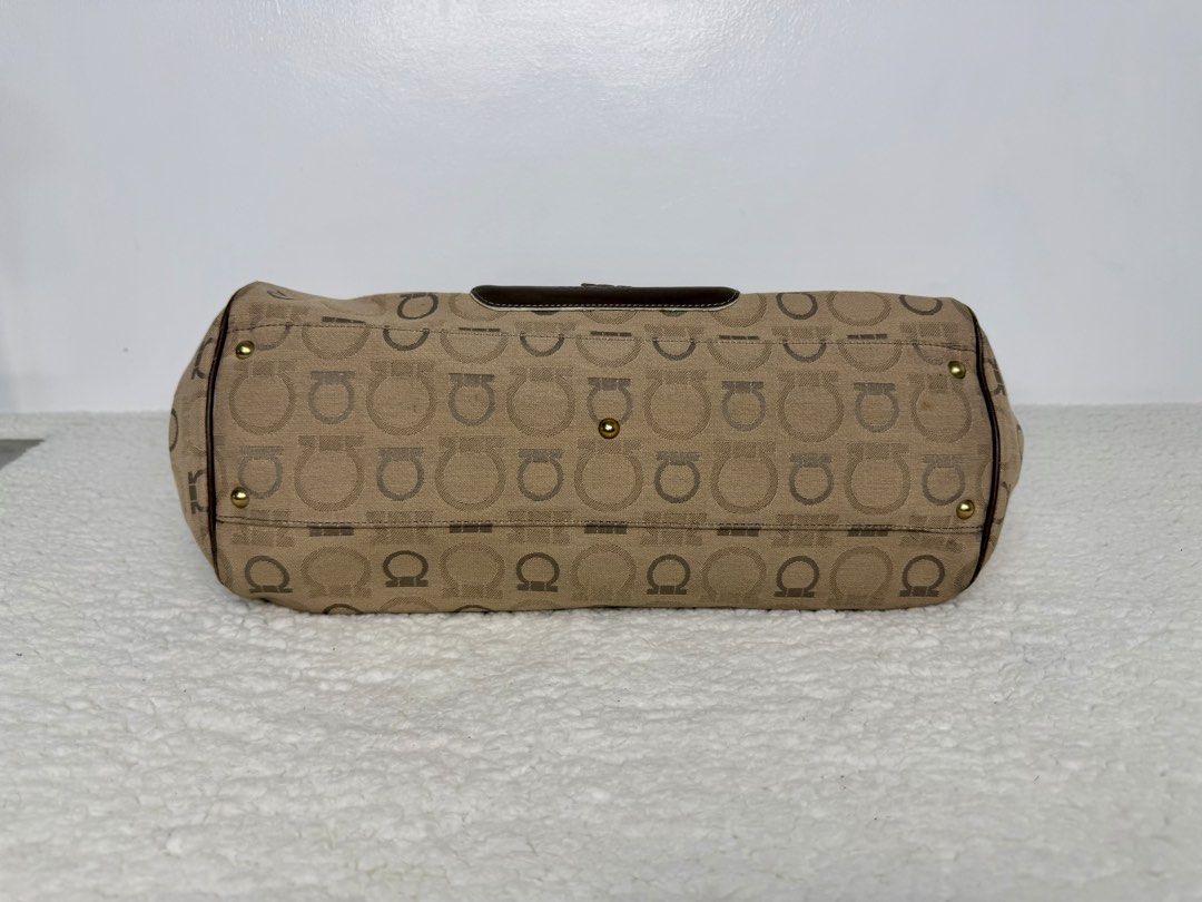 FERRAGAMO Gancini Jacquard Canvas Shoulder Bag (Category: Luxury Bags & Wallets) located in Quezon City. Submitted by madame_bagelia_collection (Listing ID 1467262691, Image 3). Description: 🔸Authentic 💯 🔸Preloved 🔸Rank A 🔸W/ minimal or unnoticeable signs of use. 🔸Canvas & leather material 🔸Gold color hardwares 🔸Zipper closure 🔸YKK zipper 🔸Fully lined interior 🔸Has 2 slip & 1 zip interior pockets 🔸Small to medium size 🔸Dimension (cm)