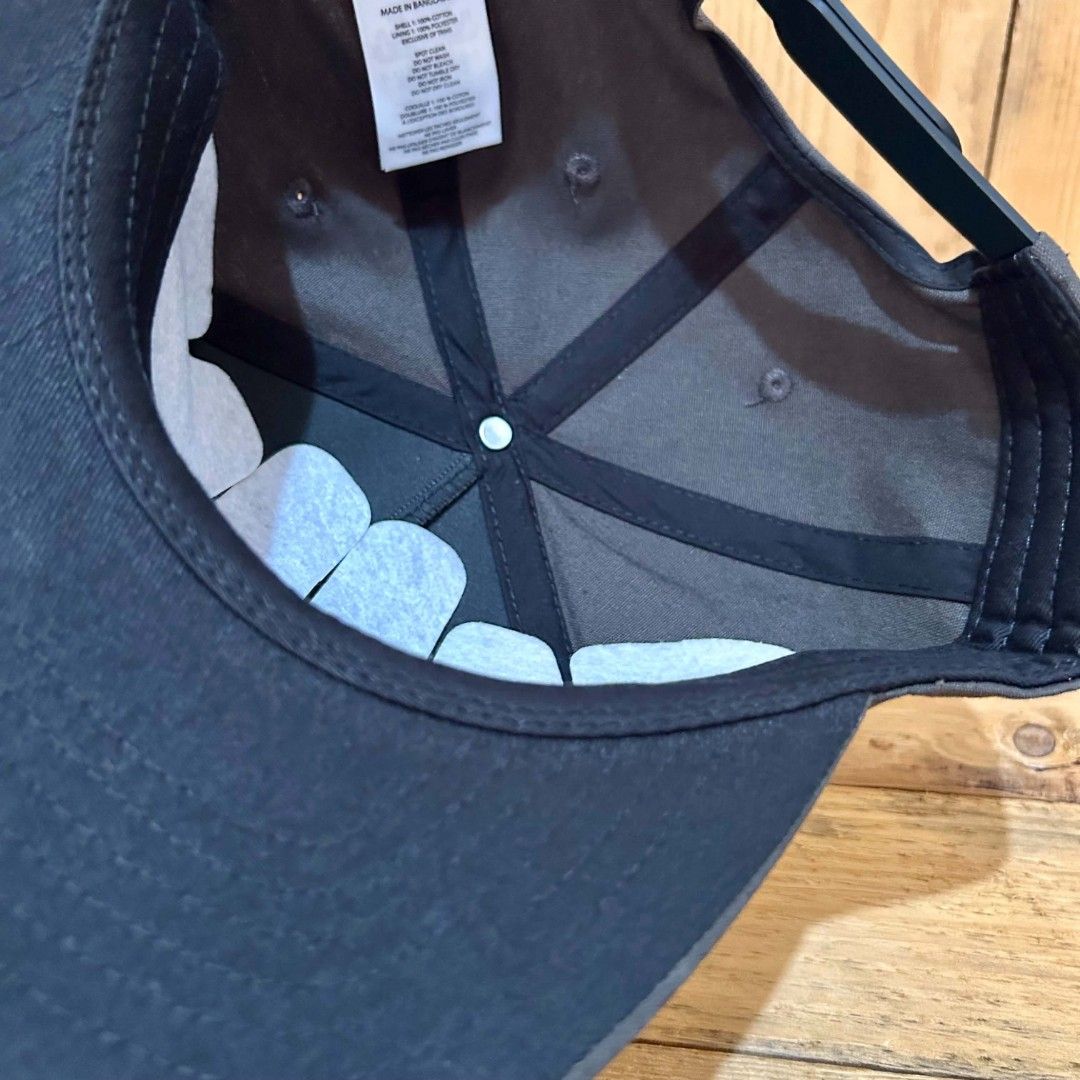 Filson Snapback (Category: Caps & Hats) located in Legazpi City. Submitted by genobecollectives (Listing ID 1467311409, Image 2). Description: Filson snapback 1200 free ship one size fits all - Style: Snapback cap in dark grey - Material: Durable cotton canvas with structured crown panels - Design: Embossed circular logo patch on the front - Closure: Adjustable plastic snapback with Filson branding - Condition: Clean interior lining with original