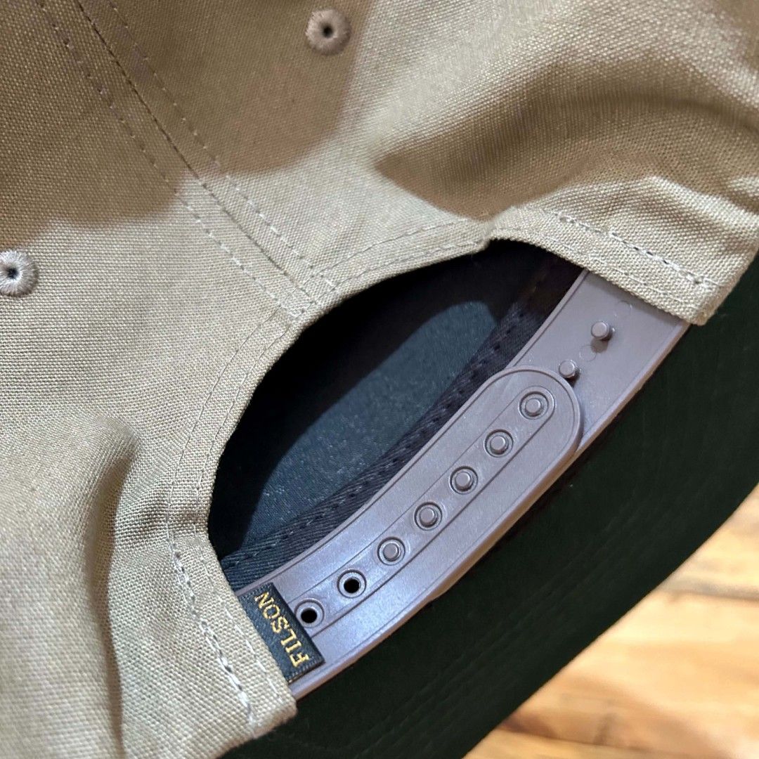 Filson snapback (Category: Caps & Hats) located in Legazpi City. Submitted by genobecollectives (Listing ID 1467311687, Image 3). Description: filson snapback 1000 free ship very good condition my sulatnlng ng ballpen kita sa piks. - Style: Snapback cap with a structured profile and flat brim - Color: Olive green canvas with dark green undervisor - Design: Classic bear graphic and "1897" printed on the front - Materials: 100% cotton shell, 100% p