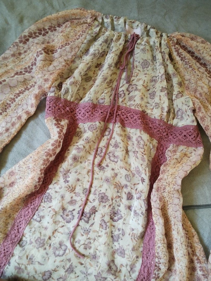 Flared sleeves whimsy top #coqette (Category: Longsleeves) located in Baras. Submitted by lalahdresan (Listing ID 1467267562, Image 2). Description: Selection Euc No return Small Buy as is Limit expectations No return no exchange Jnt SF starts at 54 Booked today.Shipped tomorrow. Thank you for visiting 😊.