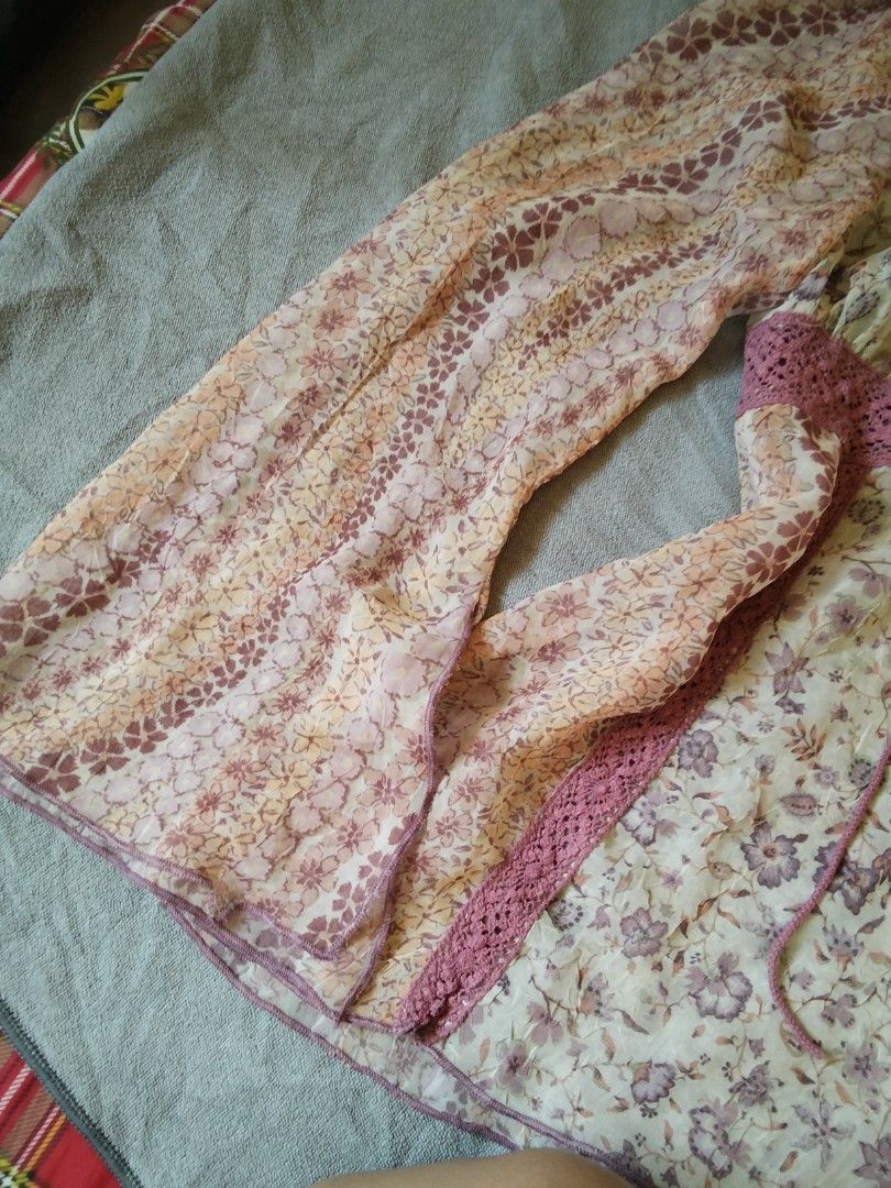 Flared sleeves whimsy top #coqette (Category: Longsleeves) located in Baras. Submitted by lalahdresan (Listing ID 1467267562, Image 3). Description: Selection Euc No return Small Buy as is Limit expectations No return no exchange Jnt SF starts at 54 Booked today.Shipped tomorrow. Thank you for visiting 😊.