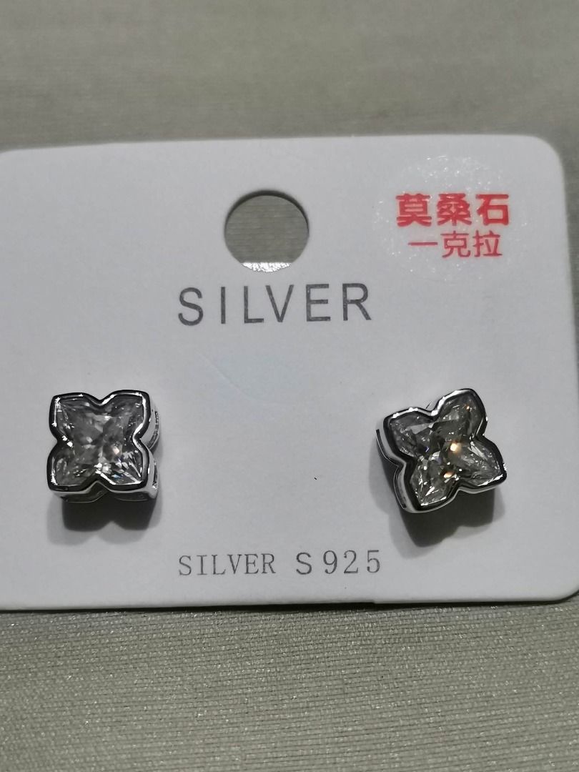 FLCME68 FOUR-LEAF CLOVER MOISSANITE Stud Silver Earrings (Category: Earrings) located in Cavite. Submitted by falconsclawset (Listing ID 1467324031, Image 1). Description: - Material: Genuine S925 Silver - Stones: Sparkling Moissanite (1 Carat Total Weight) - Design: Elegant four-petal flower - Backing: Secure stud backing - Condition: Brand new, unworn on original store display card - Ideal for daily wear or gifting.