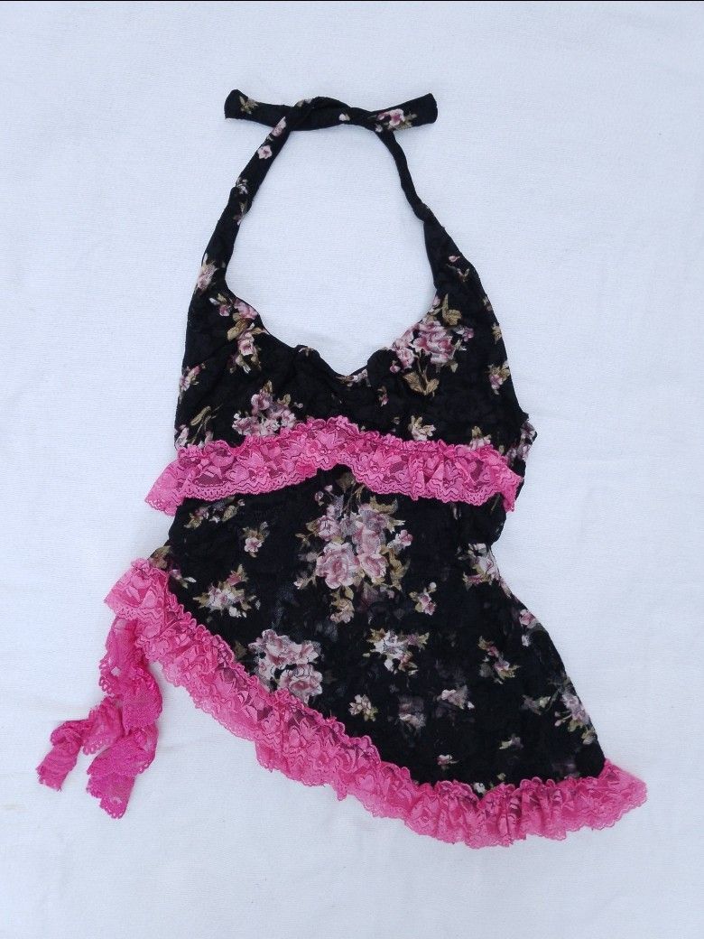 Floral lace halter top (Category: Sleeveless) located in Laur. Submitted by zystilo (Listing ID 1467191481, Image 2). Description: — xsmall - medium — reworked — issue in the last pic.