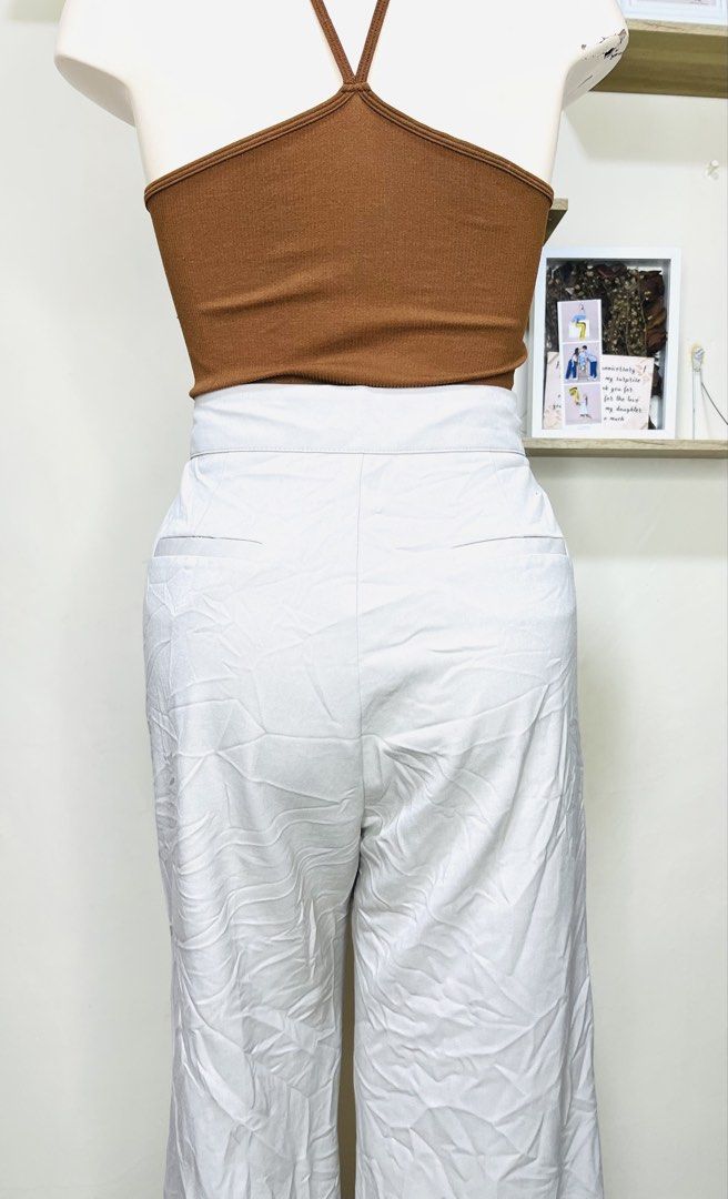 FLYMODEL Off-White High-Waisted Wide Leg Pants (Category: Jeans) located in Manila. Submitted by bengirlclothing (Listing ID 1467177149, Image 3). Description: -SIZE: 27-28 inches -LENGTH: 39 inches -FLYMODEL trousers in light grey or off-white. -High-waisted style with clean front waistband and belt loops. -Smooth fabric, great structure. -Pair with a basic tank or blouse for a clean look..