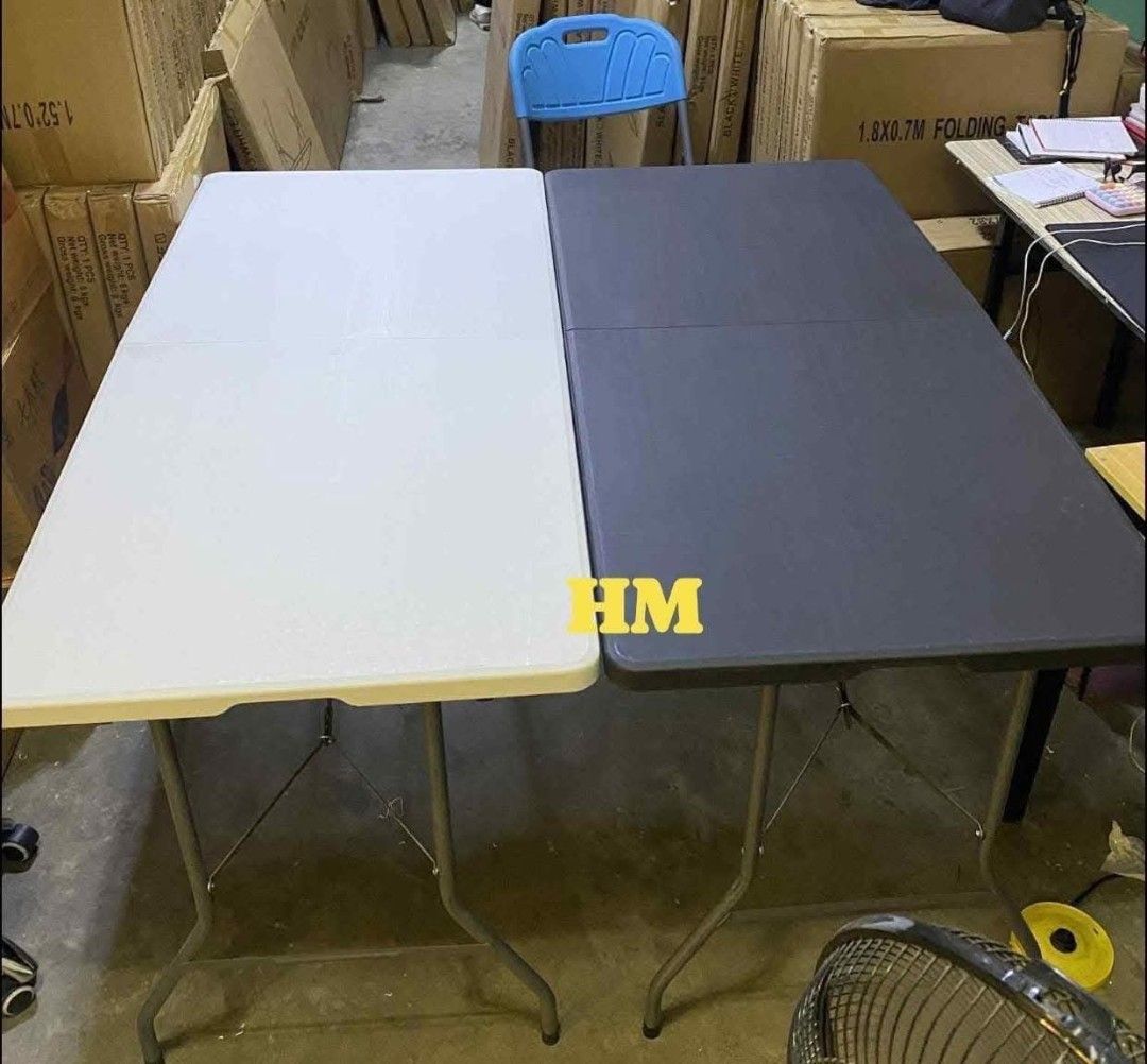 Folding table (Category: Tables & Sets) located in Manila. Submitted by haideshop (Listing ID 1467179161, Image 3). Description: Folding table (Black&White) 4ft black 1700 4ftwhite 1600 6ft black 2100 6ft white 2000.