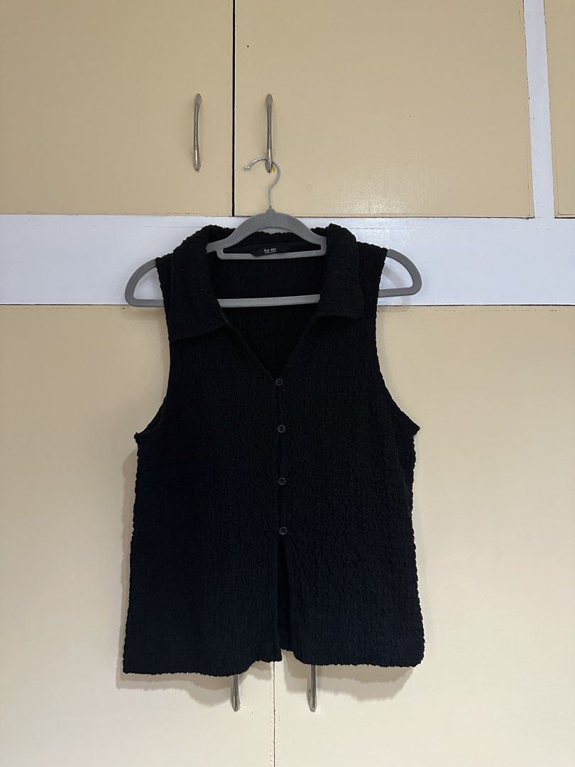 For Me Black Sleeveless Button-Up Textured Collared Top (Category: Sleeveless) located in Las Pinas. Submitted by lovedbydemn (Listing ID 1467315548, Image 1). Description: - Brand: For Me - Color: Black - Size: XL - Material: Lightweight textured crinkle fabric - Design: Sleeveless, collar with V-neckline, button-down front closure - Condition: Brand new with tags - Style: Great for casual everyday wear and warm weather layering.