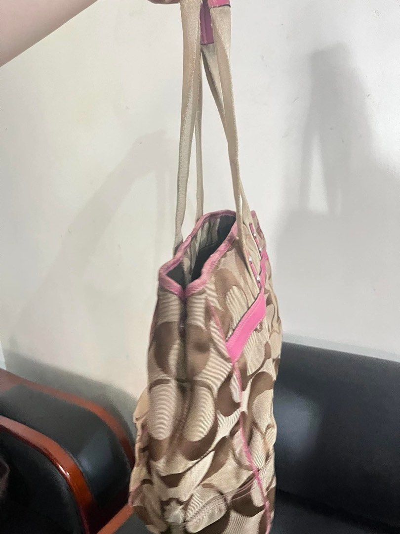 For Sale: Coach Tote (auth) (Category: Luxury Bags & Wallets) located in Manila. Submitted by darlynramirezzz (Listing ID 1467275217, Image 3). Description: super sale!!! dm for more deets 😊.