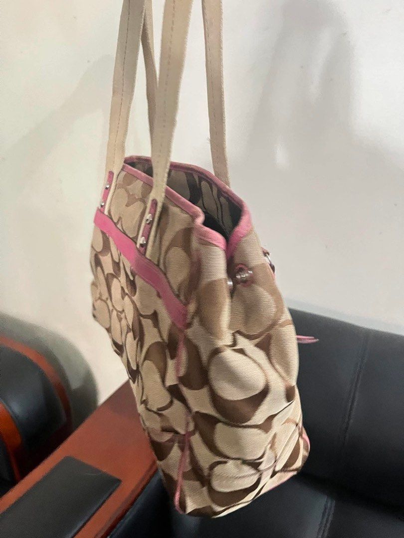 For Sale: Coach Tote (auth) (Category: Luxury Bags & Wallets) located in Manila. Submitted by darlynramirezzz (Listing ID 1467275217, Image 2). Description: super sale!!! dm for more deets 😊.