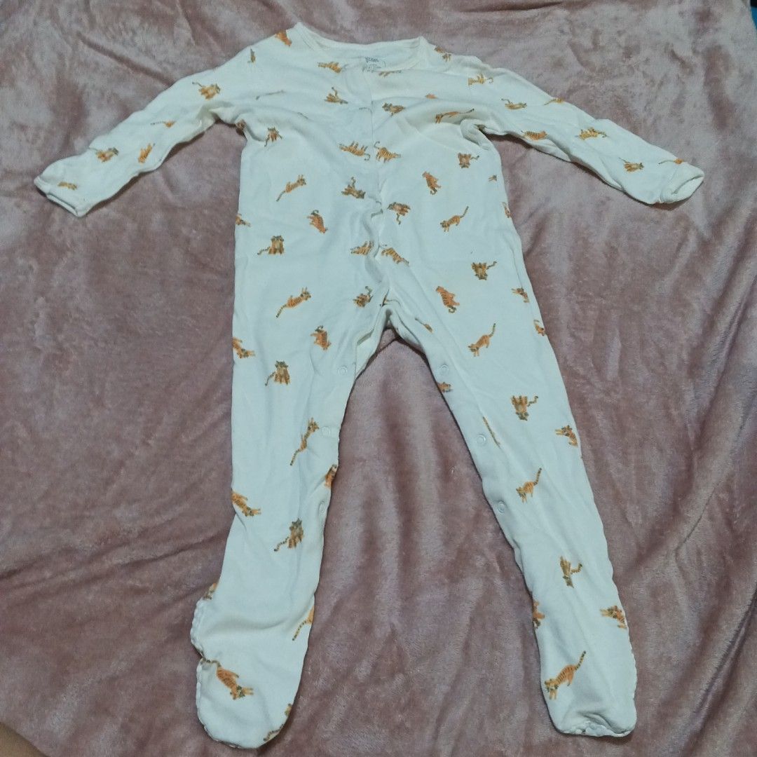 For take all Baby Romper (Category: Babies & Kids Fashion) located in Candaba. Submitted by ZaiSa14 (Listing ID 1467272323, Image 3). Description: for take all PRELOVED pure cotton bawal sa maselan 250pesos na lahat 9pcs 3 to 6months maayos po lahat.