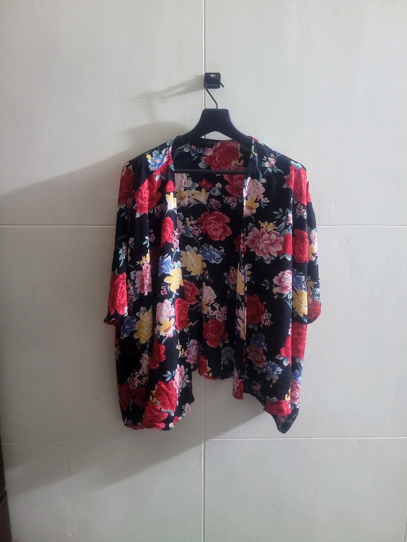 Forever21 Floral Kimono (Category: Blouses) located in Los Banos. Submitted by lopecruz (Listing ID 1467301295, Image 1). Description: like new, no flaws M-L.