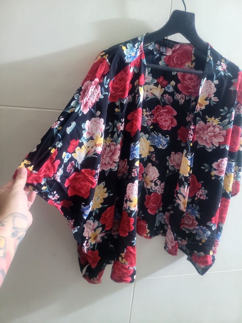 Forever21 Floral Kimono (Category: Blouses) located in Los Banos. Submitted by lopecruz (Listing ID 1467301295, Image 2). Description: like new, no flaws M-L.