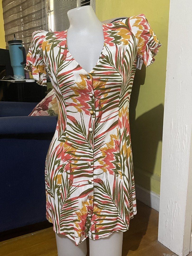 Forever21 Summer Dress (Category: Dresses) located in Santa Cruz. Submitted by lilpurpleseven (Listing ID 1467185914, Image 2). Description: - Design: Vibrant tropical leaf print in white, red, yellow, and green - Neckline & Closure: V-neck with functional front buttons - Sleeves: Short sleeves with cute ruffled edges - Fit: Lightweight, fitted silhouette that hits right above the knee.