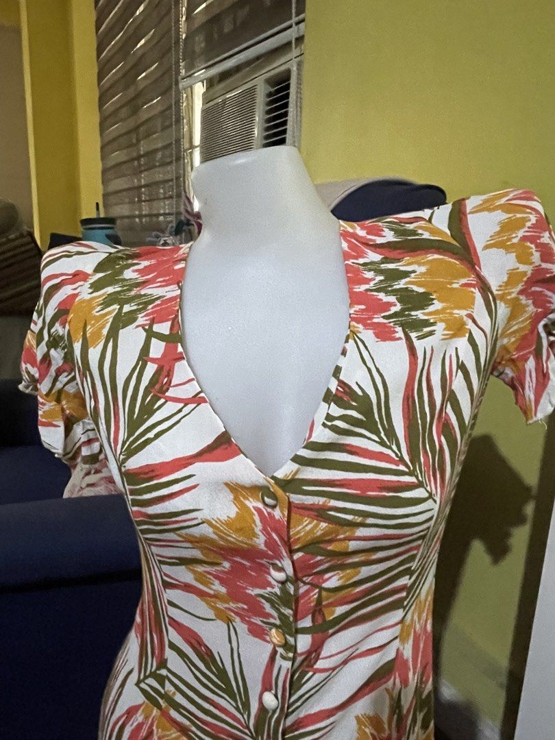Forever21 Summer Dress (Category: Dresses) located in Santa Cruz. Submitted by lilpurpleseven (Listing ID 1467185914, Image 3). Description: - Design: Vibrant tropical leaf print in white, red, yellow, and green - Neckline & Closure: V-neck with functional front buttons - Sleeves: Short sleeves with cute ruffled edges - Fit: Lightweight, fitted silhouette that hits right above the knee.