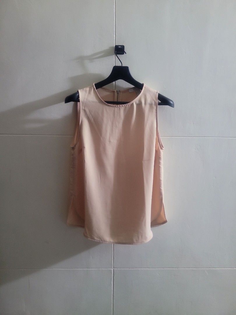 Forever21 Top (Category: Blouses) located in Los Banos. Submitted by lopecruz (Listing ID 1467304817, Image 1). Description: armpit : 19" length : 24" like new, no flaws S-M.