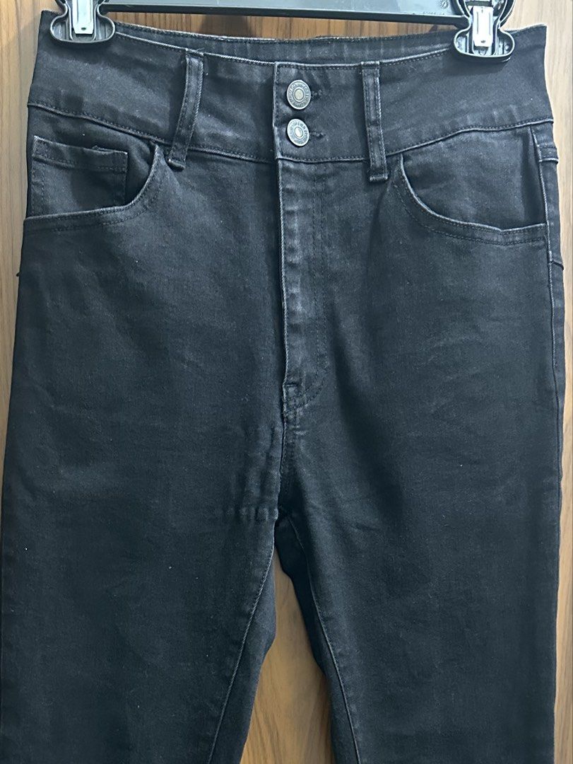 Forever 21 Black Skinny Jeans (Category: Jeans) located in Makati City. Submitted by xo.thrifty (Listing ID 1467262837, Image 1). Description: Size 28 on tag .