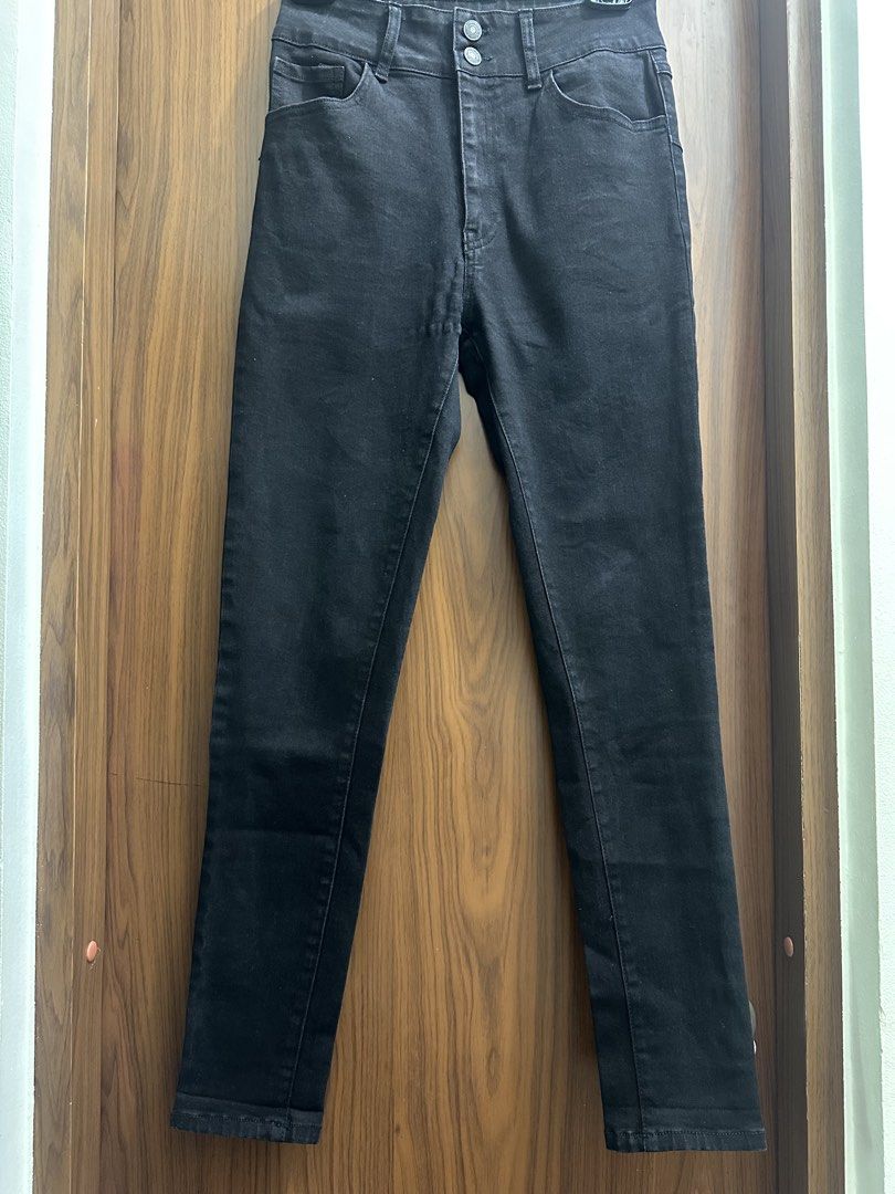 Forever 21 Black Skinny Jeans (Category: Jeans) located in Makati City. Submitted by xo.thrifty (Listing ID 1467262837, Image 3). Description: Size 28 on tag .