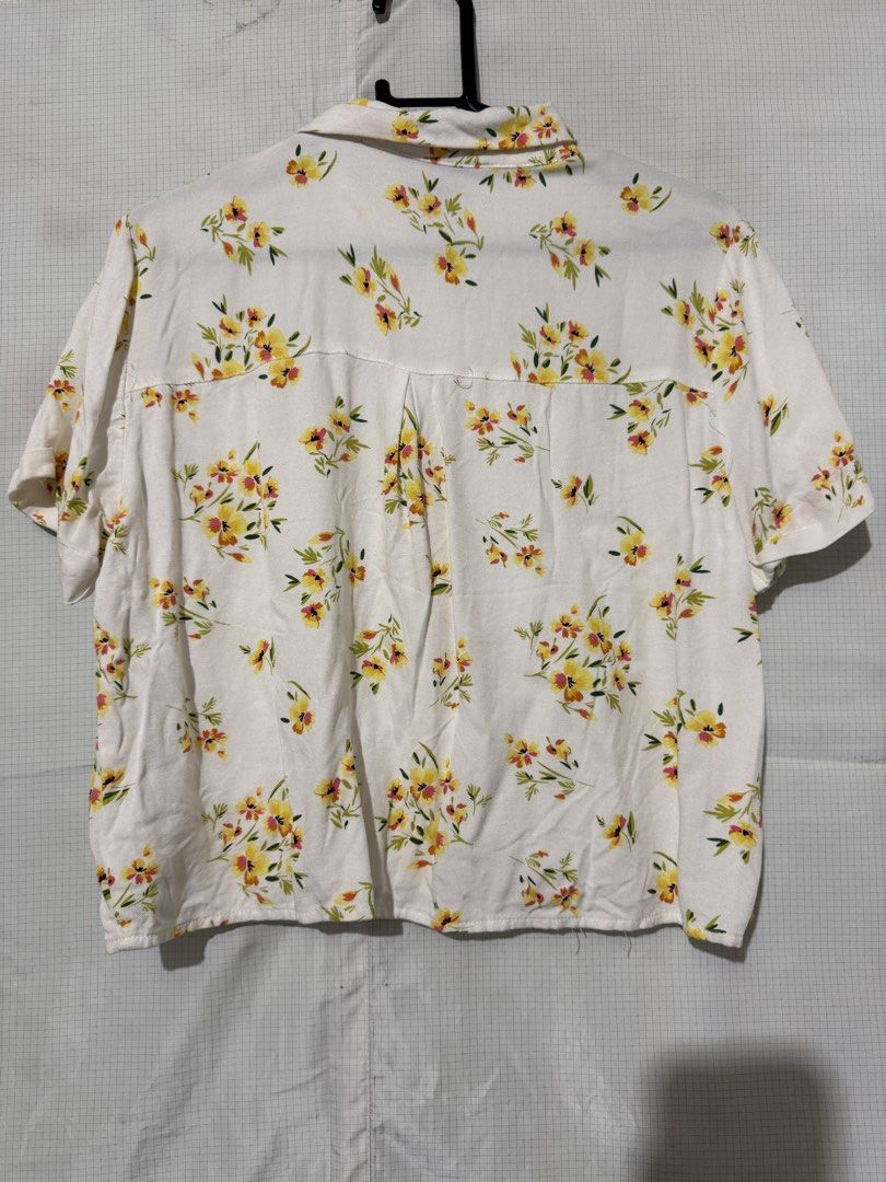 forever 21 floral short sleeve button down blouse (Category: Blouses) located in Quezon City. Submitted by riexomt (Listing ID 1467271962, Image 2). Description: - forever 21 white button-down blouse with floral prints - relaxed loose fit - lightweight and comfortable - perfect with jeans or shorts.