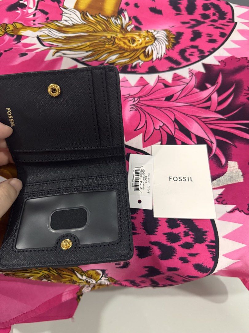 Fossil Minimalist Card Wallet Black (Category: Wallets & Card holders) located in Mexico. Submitted by hayascentph (Listing ID 1467299719, Image 1). Description: *Declutter *Mode of payment Gcash/Maya Wallet *Delivery Fee to be shouldered by buyer *We ship Nationwide *Courier JNT or LBC cash on delivery, Cash on pick up in nearest LBC branch Need a new scent? Follow my Facebook page for perfume finds! Facebook Page: Haya Scent Carousell: hayascen